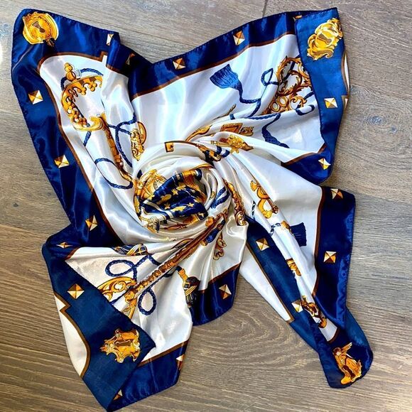 Silky scarf with key printed all over - Picture 2 of 4